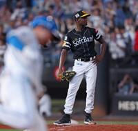 　６回、山県（左）に２打席連発となる２ランを浴び、呆然とするモイネロ（撮影・中島達哉）