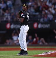 　５回、今川に勝ち越しソロを浴びるモイネロ（撮影・中島達哉）