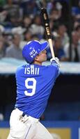 　４回、石伊は中犠飛を放つ（撮影・佐藤厚）