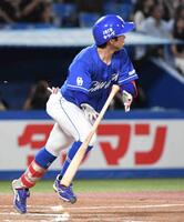 　２回、田中は左へ先制適時二塁打を放つ（撮影・佐藤厚）