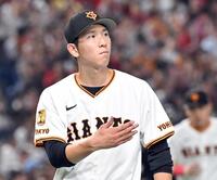 　５回を終え、ベンチに戻る戸郷