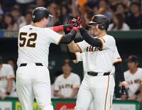 　１回、満塁本塁打を放ったリチャード（左端）＝撮影・石井剣太郎
