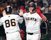 　１回、満塁本塁打を放ち、コーチとタッチを交わすリチャード