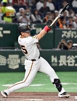 　１回、岡本が中前に同点打を放つ