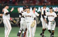　試合に勝利しタッチをかわす巨人ナイン（撮影・石井剣太郎）
