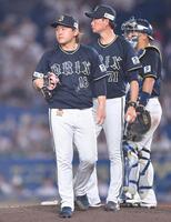 　８回、池田に右前適時打を打たれ降板した先発・宮城（手前）。後方は岸田監督（撮影・開出牧）