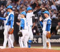 　ナインとタッチを交わす山県（右）＝撮影・中島達哉