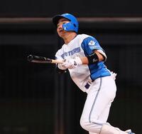 　４回、同点ソロを放つ山県（撮影・中島達哉）