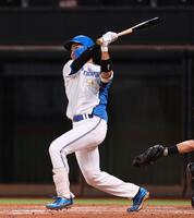 　４回、同点ソロを放つ山県（撮影・中島達哉）