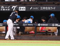 　８回、近藤（３）の折れたバットが日本ハムベンチに飛び込んで八木打撃コーチ（中央）に直撃し、ベンチ裏に下がる（撮影・中島達哉）