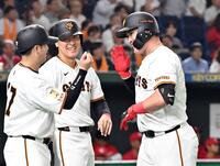 　１回、満塁本塁打を放ち、二走岸田（左）、三走岡本（中）とタッチを交わすリチャード