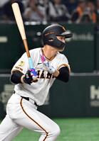 　１回、中山が右前に勝ち越し打を放つ