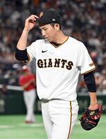 　１回を終え、ベンチに戻る戸郷