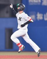 　４回、左越えソロを放ちポーズを決める西川（撮影・開出牧）