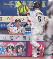 　４回、左越えソロを放った西川（右）とタッチを交わす吉井監督（撮影・開出牧）