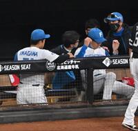 　８回、折れたバットが飛び込んだ日本ハムベンチ