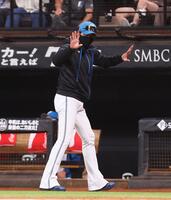 　試合後、ソフトバンクナインにあいさつする新庄監督（撮影・中島達哉）