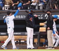 　試合後、小久保監督にあいさつする新庄監督（中央）＝撮影・中島達哉