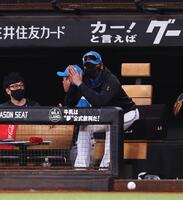 　８回、戦況を見つめる新庄監督（撮影・中島達哉）