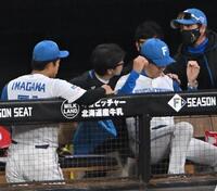　８回、折れたバットが飛び込んだ日本ハムベンチ