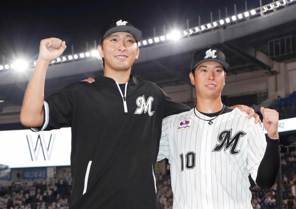　オリックスに勝利し、笑顔でポーズをとるロッテの河村（左）と上田