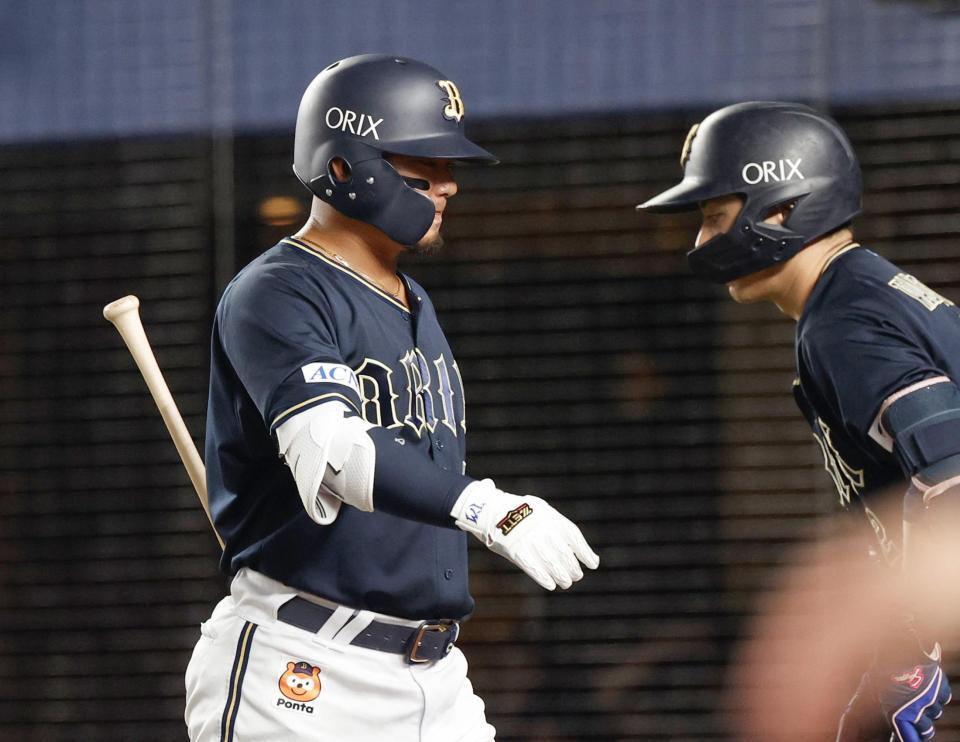 　６回、左飛に倒れベンチに戻るオリックス・森