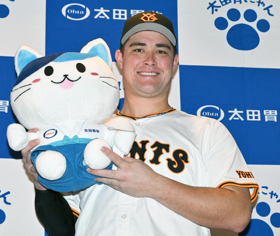 　「ビッグボードホームラン賞」の贈呈式で、笑顔で「太田胃にゃん」を手にするリチャード