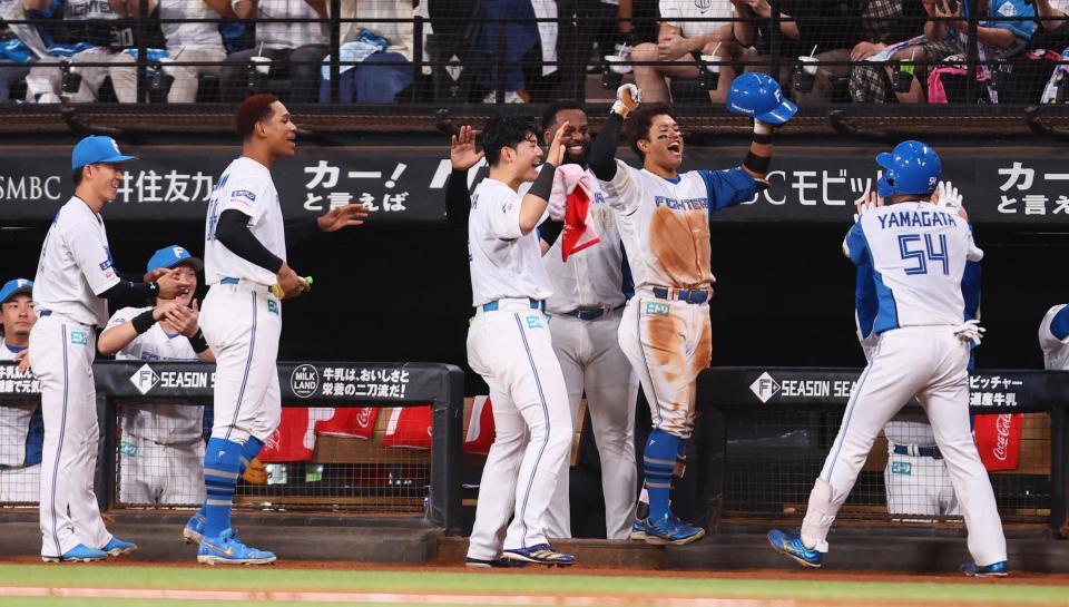 　４回、同点ソロを放った山県（５４）を迎える日本ハムナイン（撮影・中島達哉）