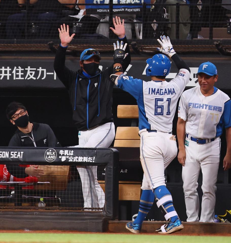 　５回、勝ち越しソロを放った今川（６１）をバンザイで迎える新庄監督（中央）＝撮影・中島達哉