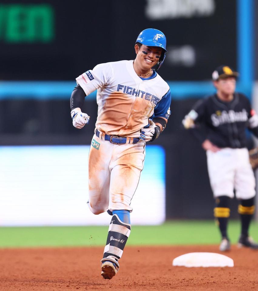 　５回、勝ち越しソロを放ち、拳を握りながらダイヤモンドを回る今川（撮影・中島達哉）