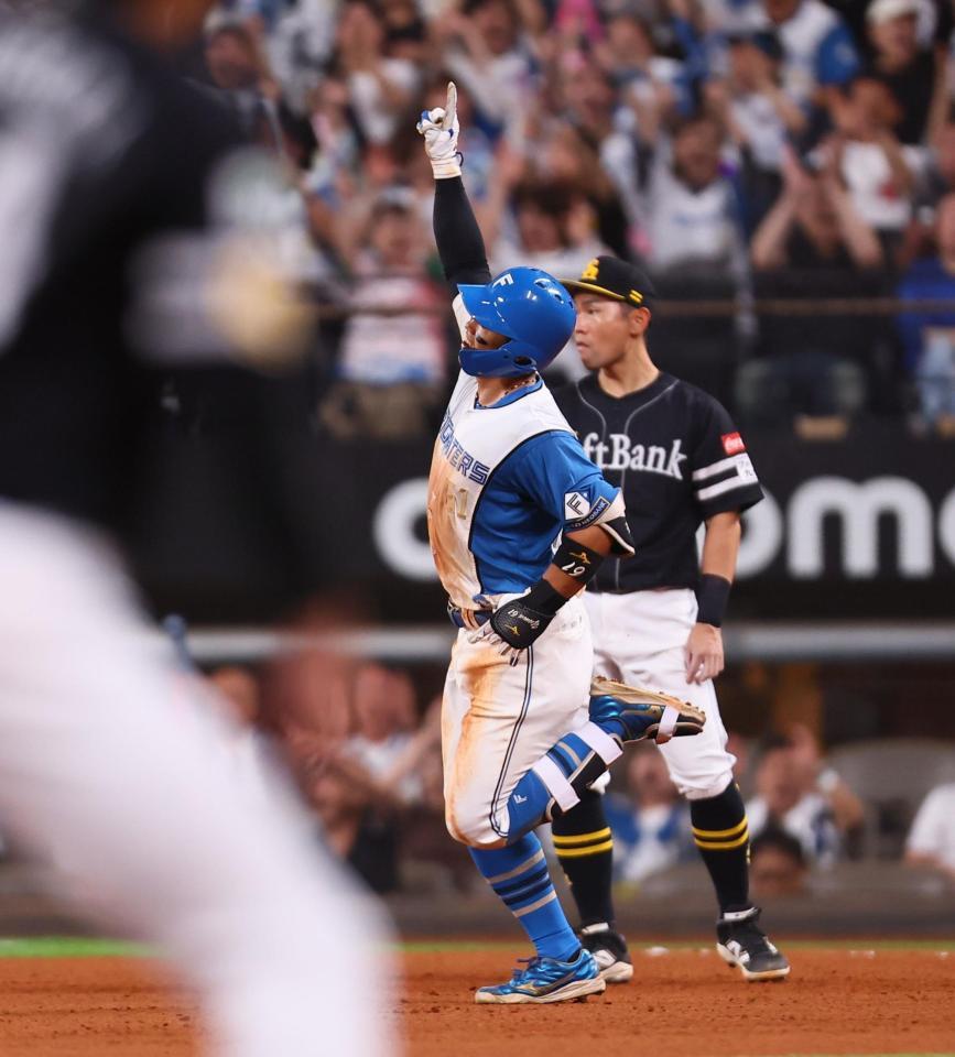 　５回、勝ち越しソロを放ち、指を突き上げる今川（撮影・中島達哉）