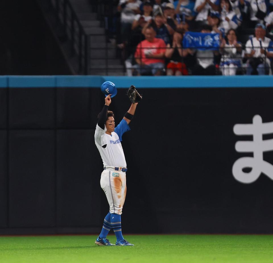 　５回、勝ち越しソロを放ち、スタンドのファンの歓声に応える今川（撮影・中島達哉）