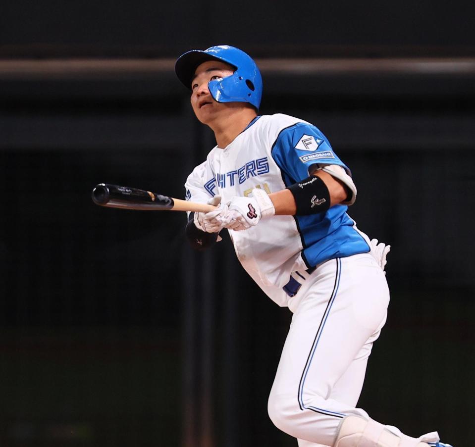　４回、同点ソロを放つ山県（撮影・中島達哉）
