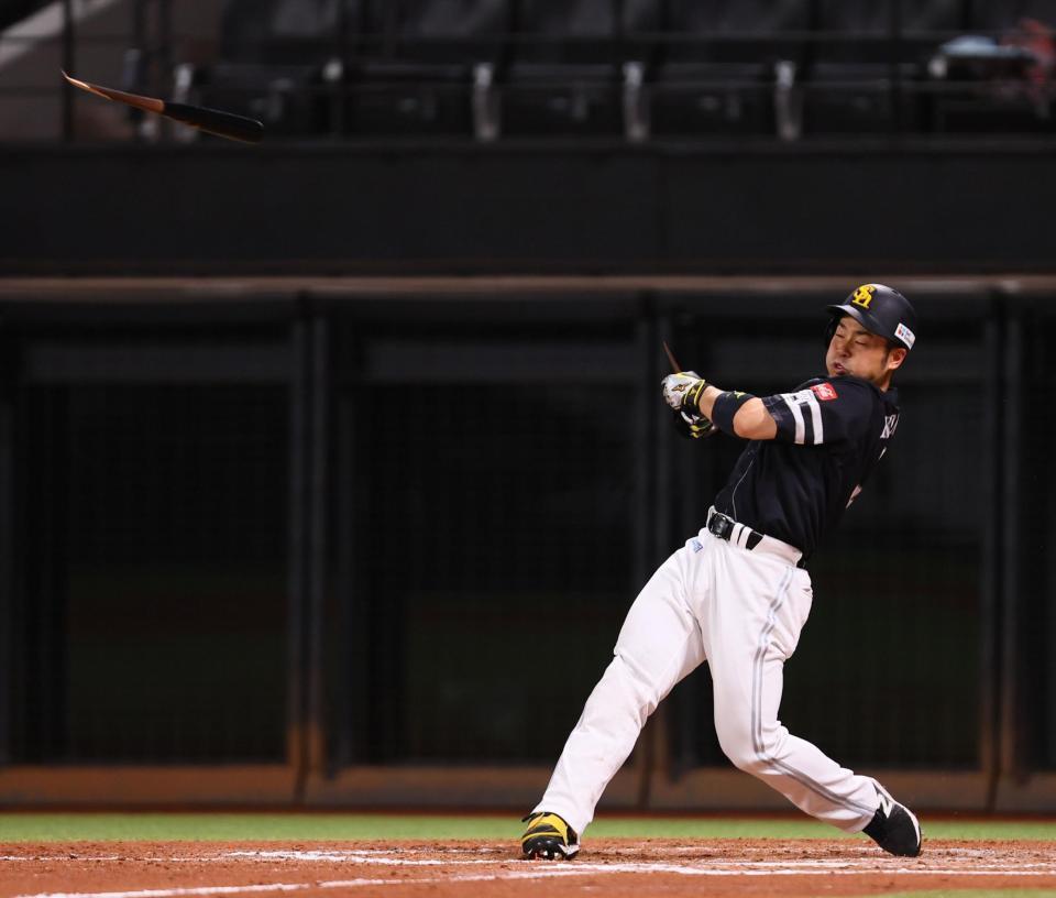 　８回、二飛に倒れる近藤（撮影・中島達哉）