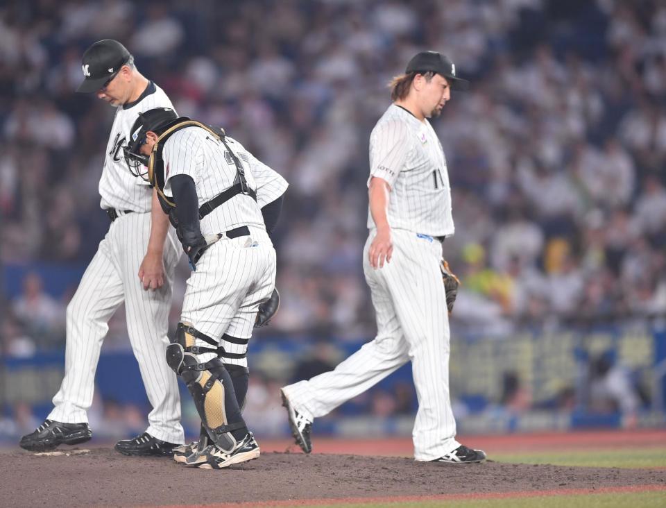 　７回、オリックス打線に５点を奪われ降板した２番手・沢村（右）。左から吉井監督、田村捕手（撮影・開出牧）