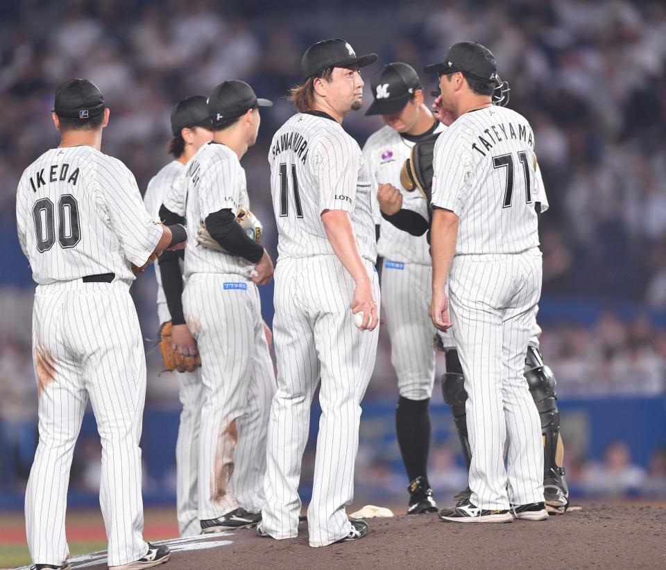 　７回、西川に勝ち越しの右越え２点適時二塁打を打たれた沢村（中央手前）＝撮影・開出牧