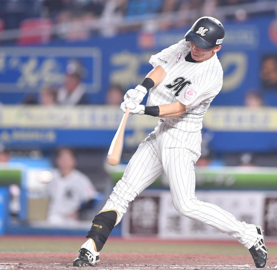 　５回、同点の中前適時打を放つ高部（撮影・開出牧）