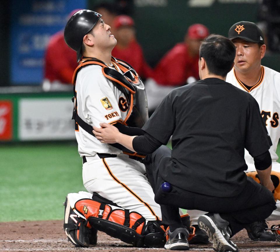 　３回、菊池の打球が右手に当たり、痛がる岸田（左）