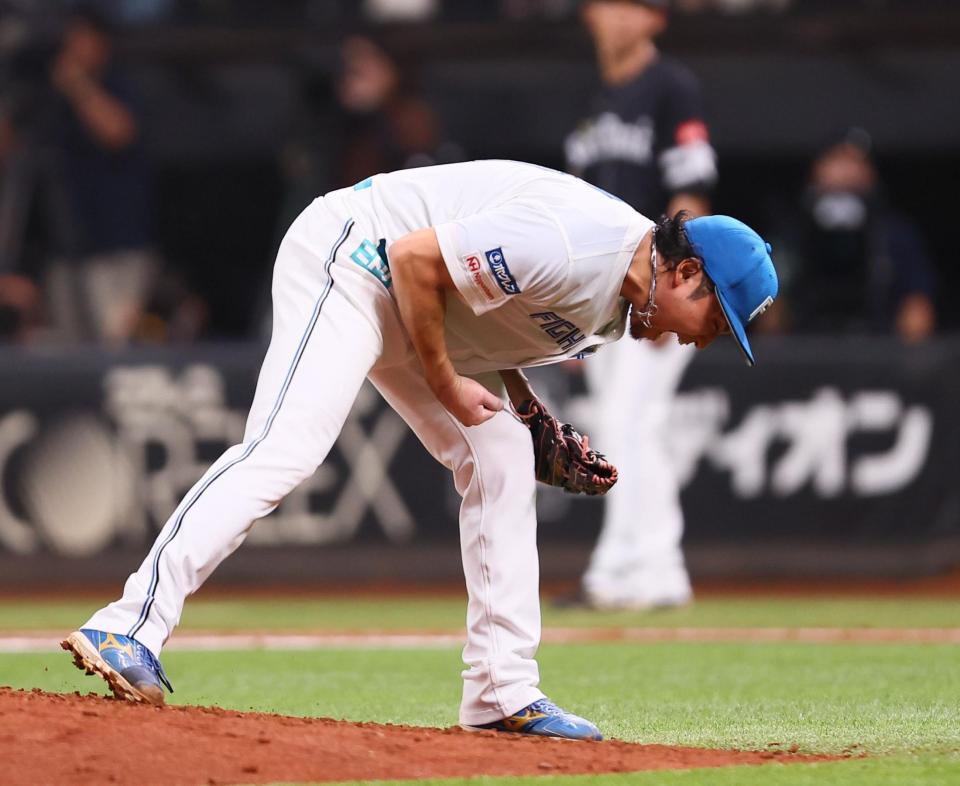 　６回、栗原を三振に仕留め、雄たけびを上げる伊藤（撮影・中島達哉）