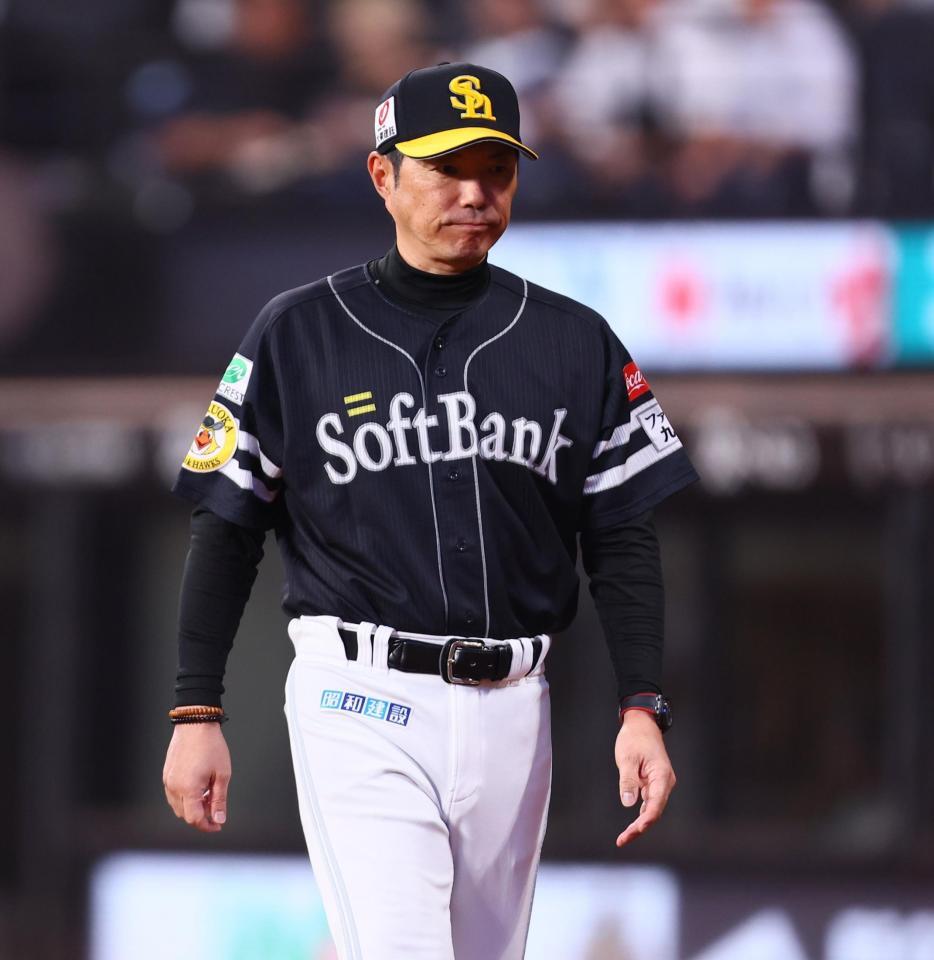 　８回、選手交代を告げる小久保監督（撮影・中島達哉）