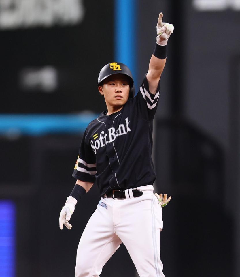 ２回、先制２点適時二塁打を放ち、塁上でポーズをとるソフトバンク・海野隆司＝エスコンフィールド北海道（撮影・中島達哉）