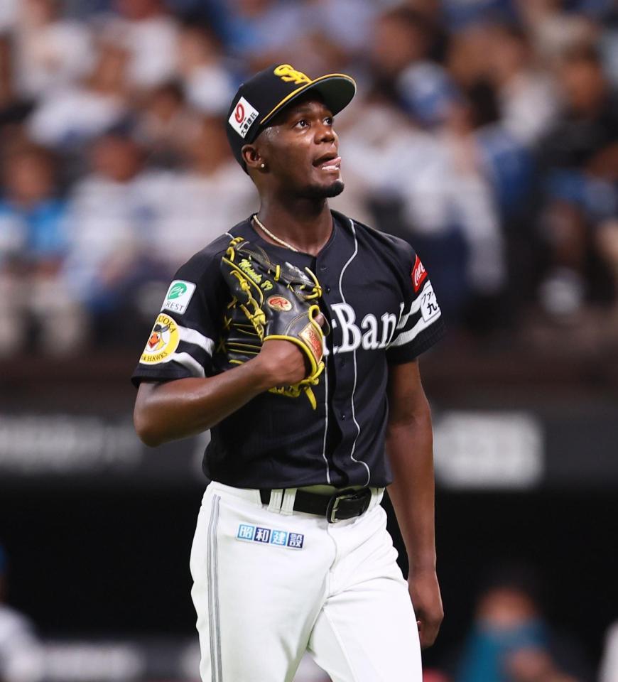 　５回、勝ち越しを許し、ベンチに下がるモイネロ（撮影・中島達哉）
