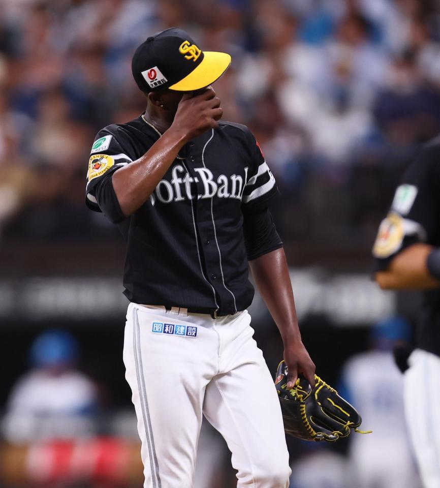 　３回、２点を返され、ベンチに下がるモイネロ（撮影・中島達哉）