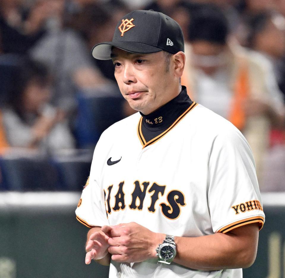 　５回を終え、投手交代を告げた阿部監督