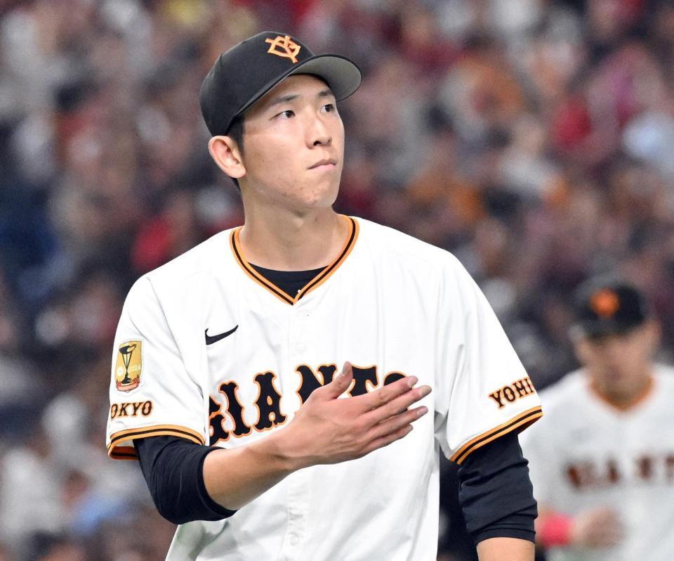 　５回を終え、ベンチに戻る戸郷