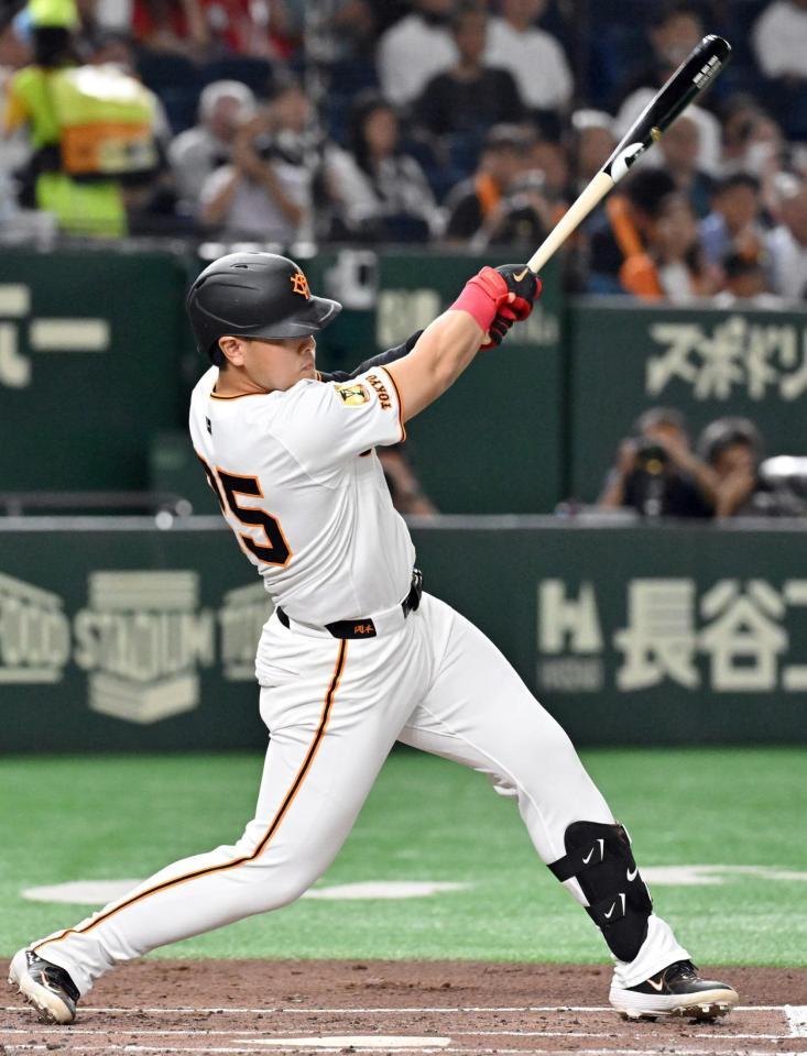 　１回、岡本が中前に同点打を放つ