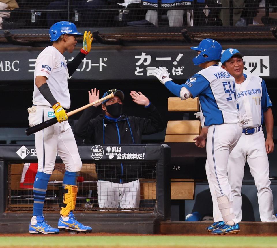 　６回、２打席連発となる２ランを放った山県（右から２人目）を迎える新庄監督（中央）＝撮影・中島達哉