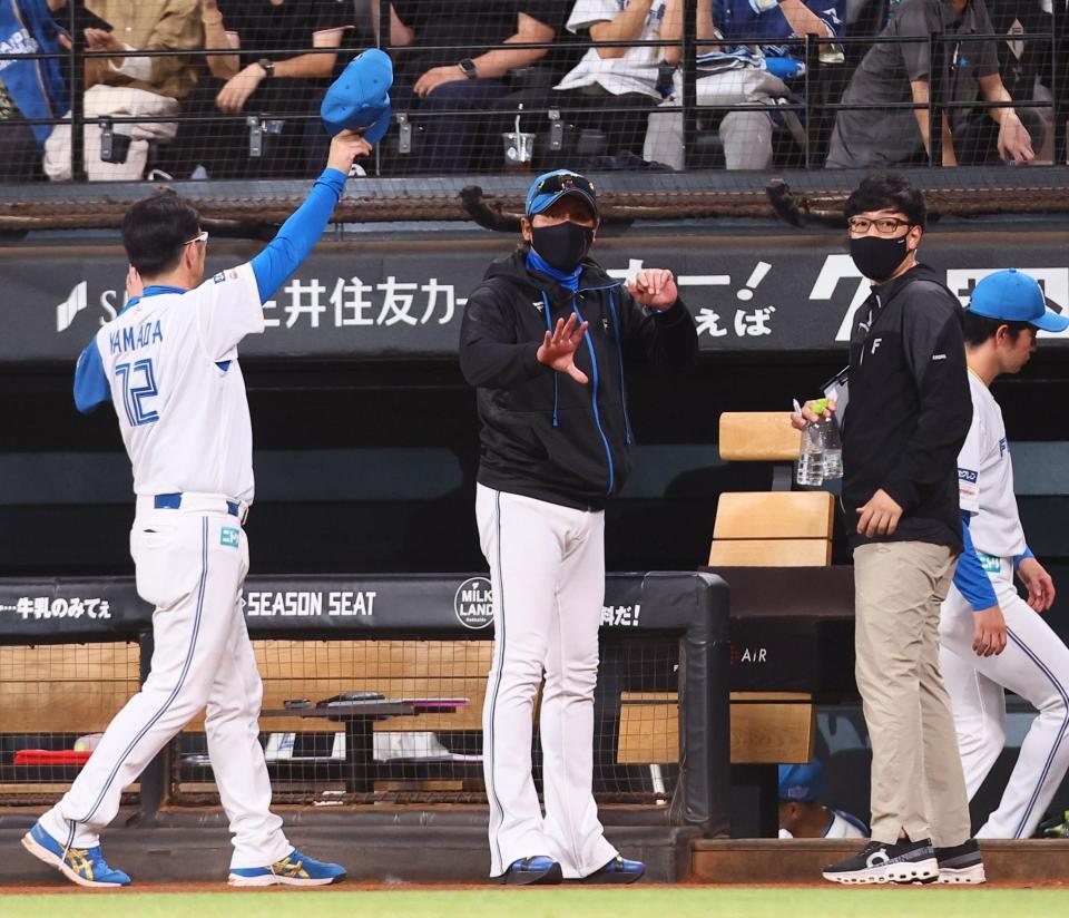 　試合後、小久保監督にあいさつする新庄監督（中央）＝撮影・中島達哉
