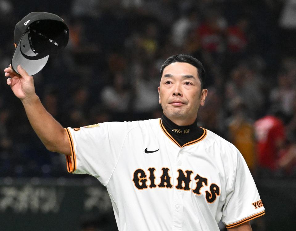 　広島に勝利し、ファンの声援に応える阿部監督