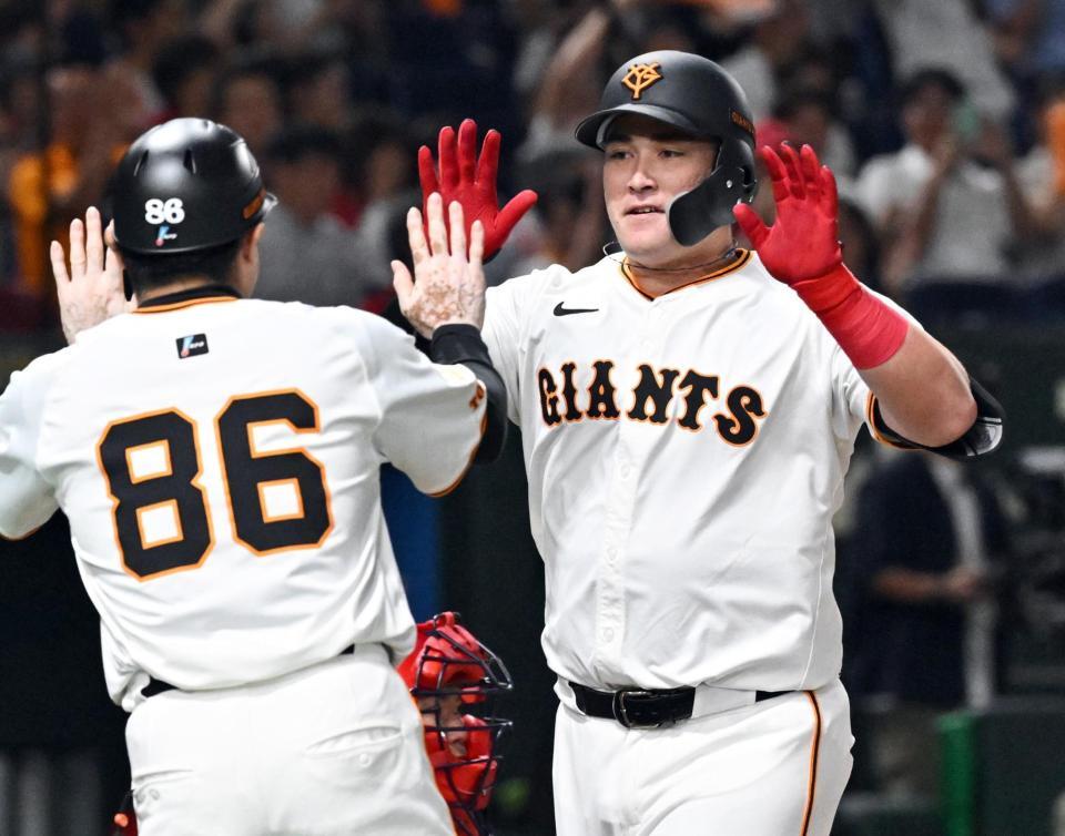 　１回、満塁本塁打を放ち、コーチとタッチを交わすリチャード